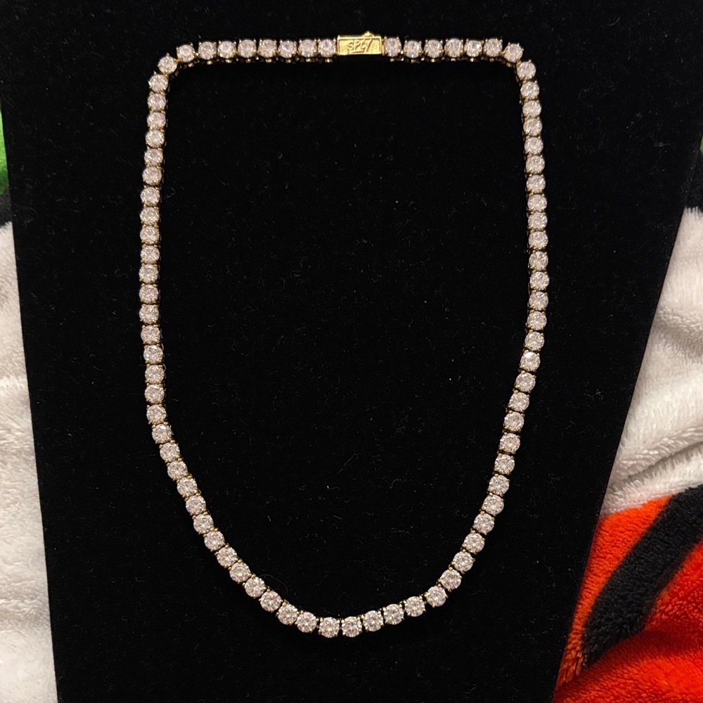 Elegant Gold and Necklace with Zirconia